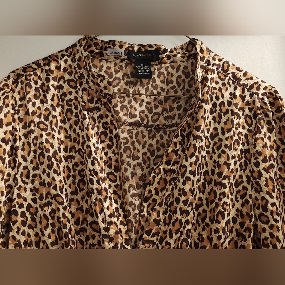 BCBG Short Sleeve Leopard Print Blouse. Size xl. Preloved.